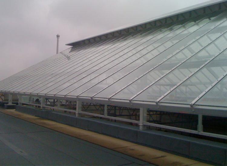 Linienförmige Dachverglasung mit Aluminium-Profilsystem in Regensburg von GLASAKTIV.