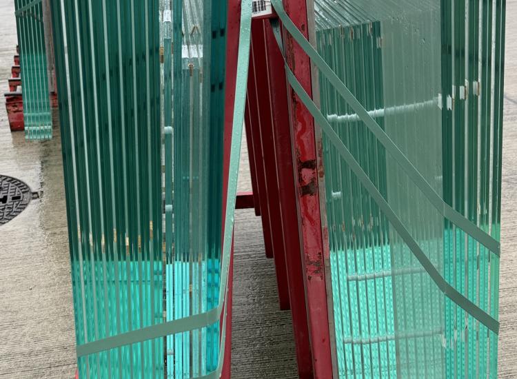 GLASAKTIV Großhandel – Flachglas, Glasbeschläge und Stahlbauteile für Glasbauprojekte