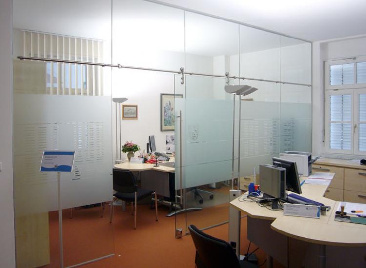 Glastrennwände mit Edelstahlbeschlägen und Schiebetüren in Wolfratshausen von GLASAKTIV