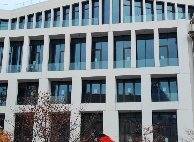 Glasgeländer mit Unterkonstruktion Aluminium Sonderfarbe RAL in Berlin Neukölln von GLASAKTIV