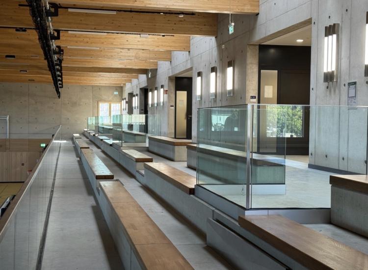 Ganzglasgeländer Tribühne Sporthalle 2,0 kN/m Lastannahme in Berlin Neukölln von GLASAKTIV