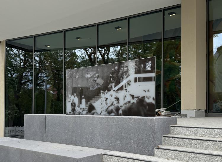 Ganzglasgeländer VSG/ESG mit Digitaldruck am Rathaus Plauen von GLASAKTIV