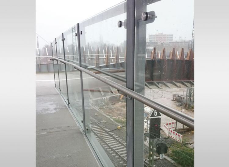 Punktgelagerte Verglasung mit Absturzischerung VSG aus ESG und Punkthalter in Leverkusen von GLASAKTIV.