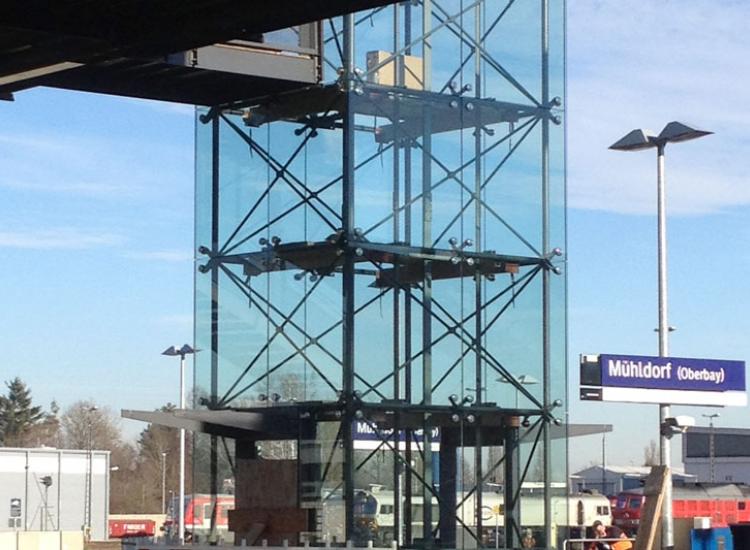 Punktgelagerte Verglasung VSG aus ESG, Punkthalter und Stahlkantteile in Mühldorf / Inn von GLASAKTIV.