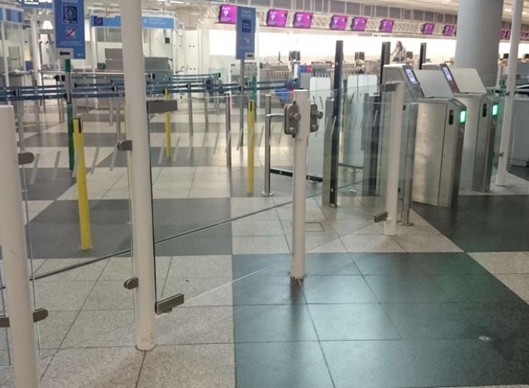 Glasabtrennung und Glasdrehtüren im Terminal 1 Flughafen München von GLASAKTIV.