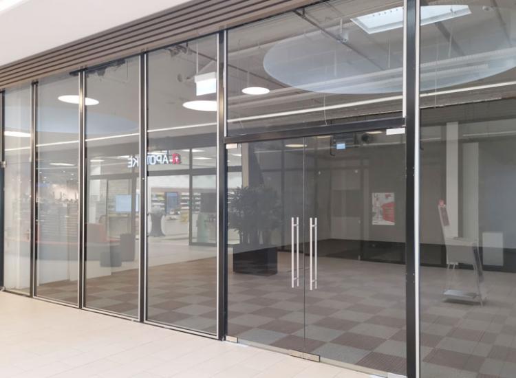 Shopfronten aus Glas mit Ganzglas-Pendeltüranlage in München von GLASAKTIV